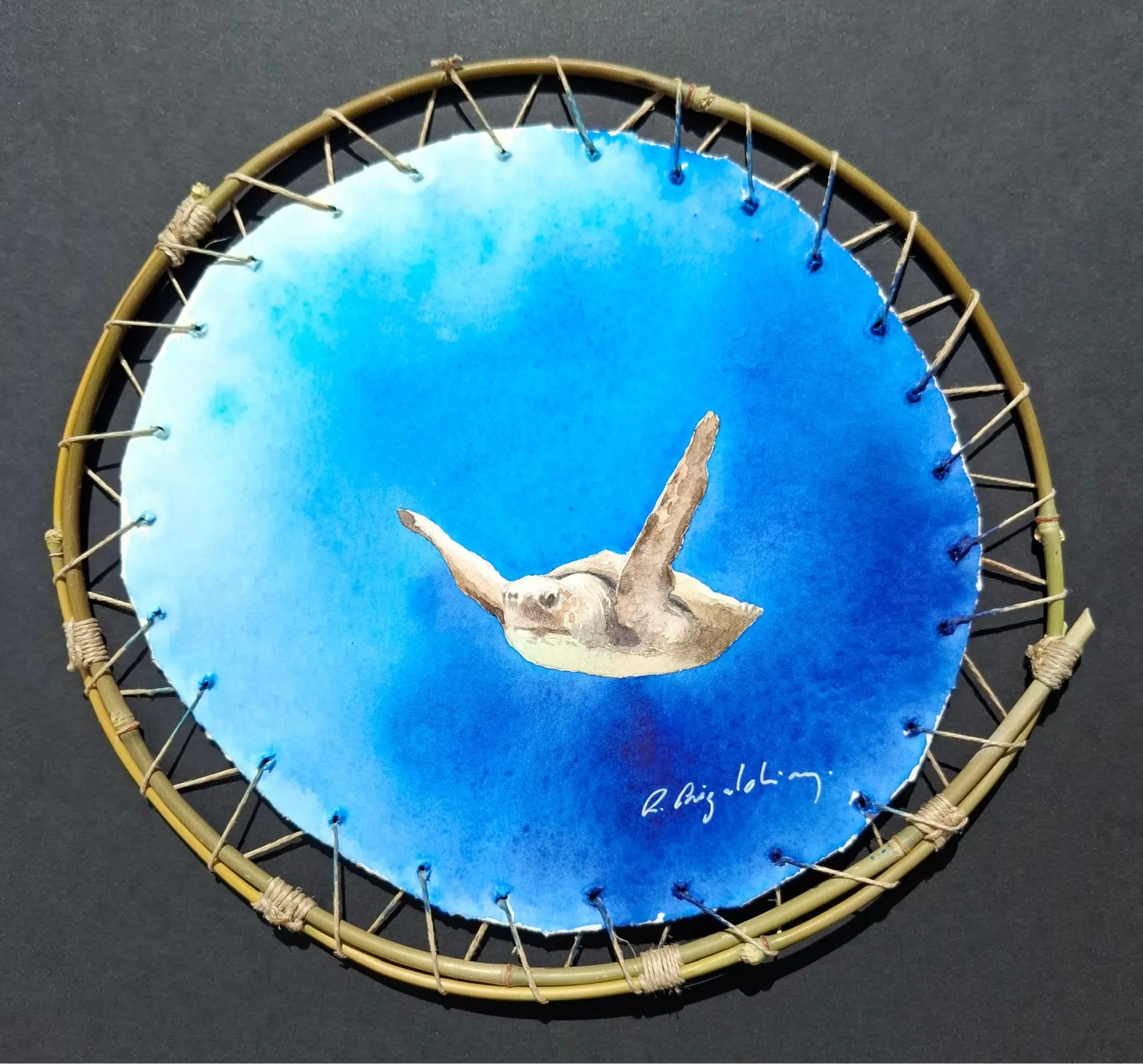 Aquarelle originale de Renaud Prégaldiny. Petite tortue de mer voyageant dans l'océan immense. Technique exclusive de papier tendu directement sur un cadre de bambou.