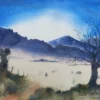 Aquarelle d'un paysage fantastique de montagnes au loin avec une plaine de brume et un personnage qui marche dans la brume. Des arbres en premier plan rendent l'atmosphère mystérieuse.